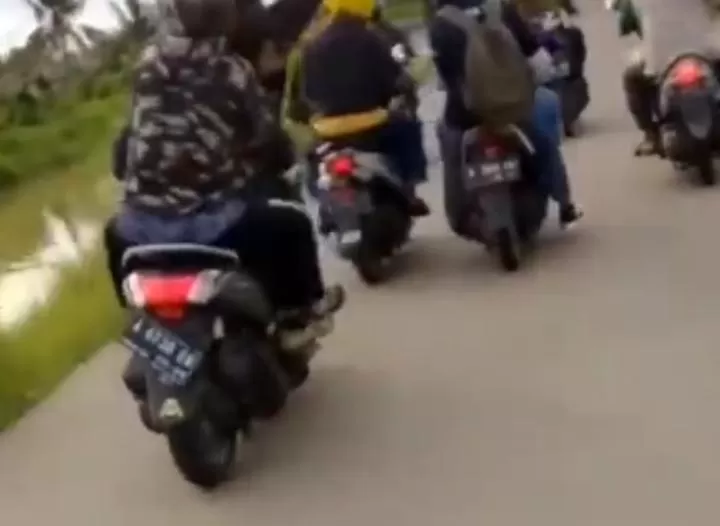 Berita Banten, Berita Banten Hari Ini, Berita Banten Terbaru, Serang, Serang Hari Ini, Serang Terbaru, Peristiwa, Peristiwa Hari Ini, Peristiwa Terbaru, Berita Viral, Berita Viral Hari Ini, Berita Viral Terbaru: Viral! Video Geng Motor Acungkan Senjata Tajam di Serang