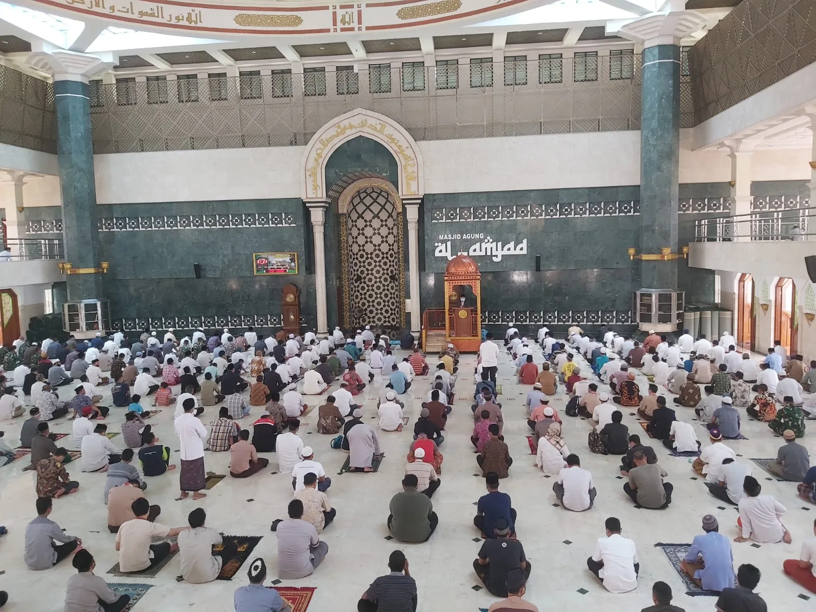 Masjid Agung Al-Amjad Masih Terapkan Prokes Shaf Jaga Jarak