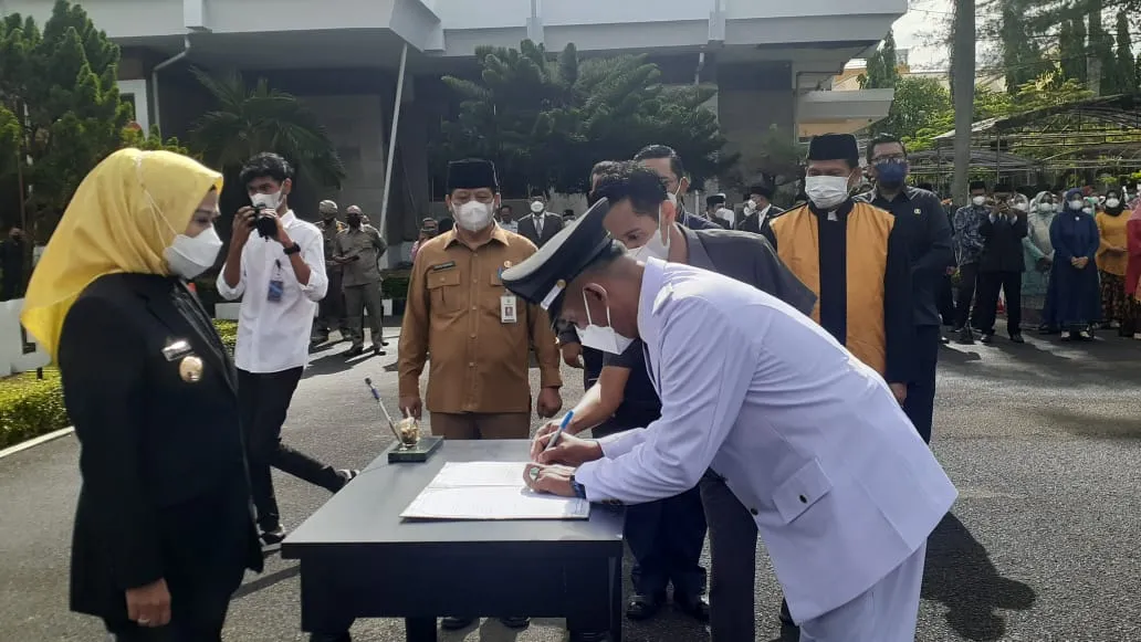 Berita Banten, Berita Banten Hari Ini, Berita Banten Terbaru, Serang, Serang Hari Ini, Serang Terbaru, Peristiwa, Peristiwa Hari Ini, Peristiwa Terbaru, Berita Viral, Berita Viral Hari Ini, Berita Viral Terbaru: Lantik 114 Kepala Desa Terpilih, Bupati Serang: Harus Bisa Merangkul yang Kalah
