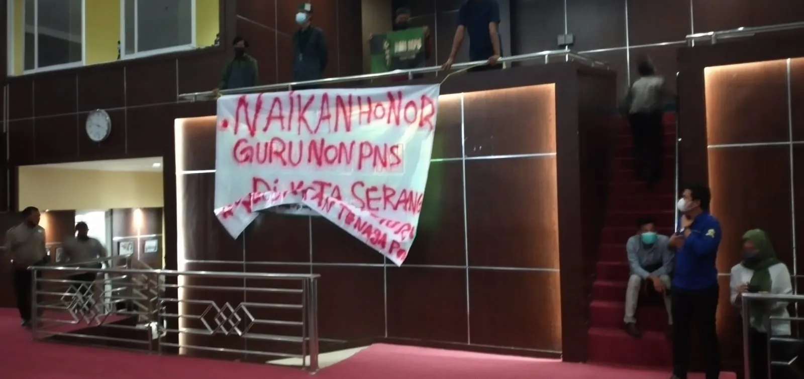 Berita Banten, Berita Banten Hari Ini, Berita Banten Terbaru, Serang, Serang Hari Ini, Serang Terbaru, Peristiwa, Peristiwa Hari Ini, Peristiwa Terbaru, Berita Viral, Berita Viral Hari Ini, Berita Viral Terbaru: Mahasiswa Bentang Sepanduk di Ruang Rapat Paripurna DPRD Kota Serang