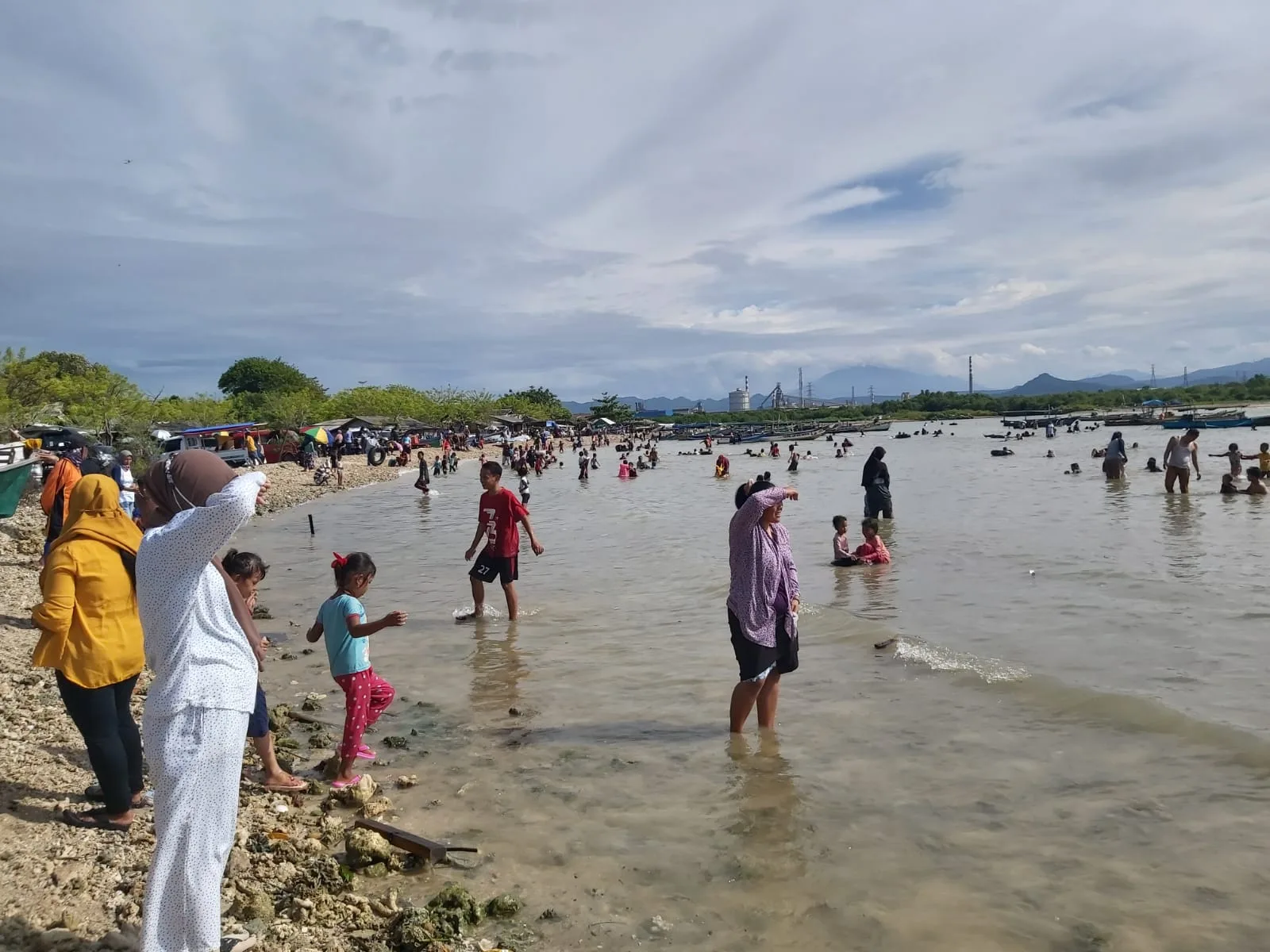 Akhir Pekan, Pantai Gratisan di Kota Cilegon Ramai Pengunjung
