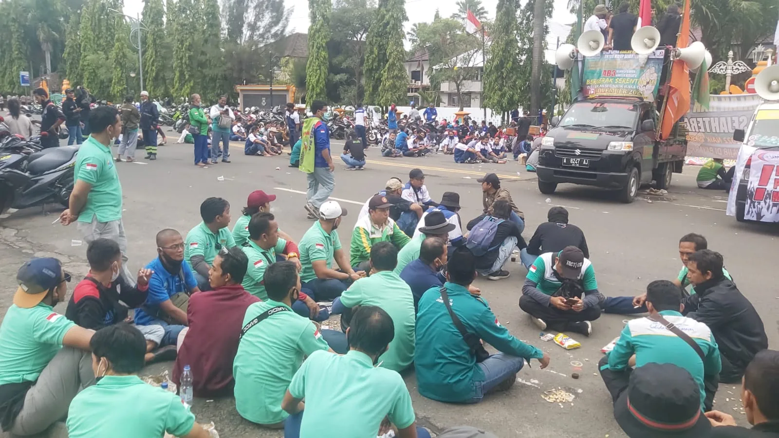 Seribu Buruh Aksi di Depan Pemkot Cilegon, Polisi Tutup Jalan Protokol