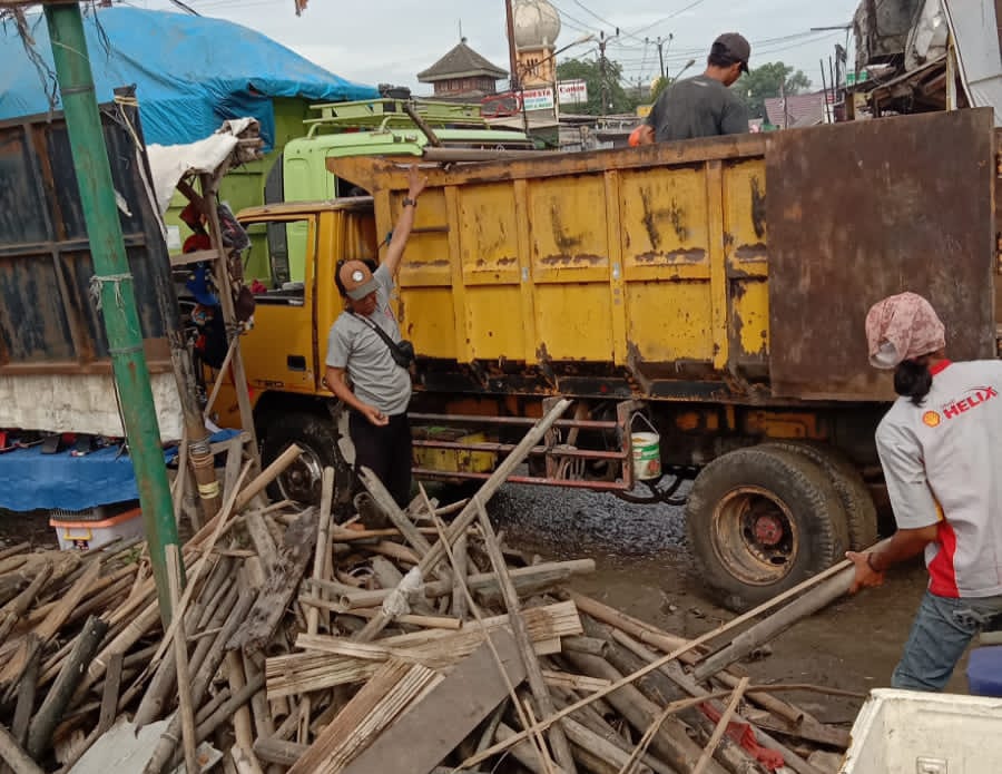 DLHK Kab. Tangerang Mulai Bersihkan Tumpukan Sampah di Kali Prancis Dadap