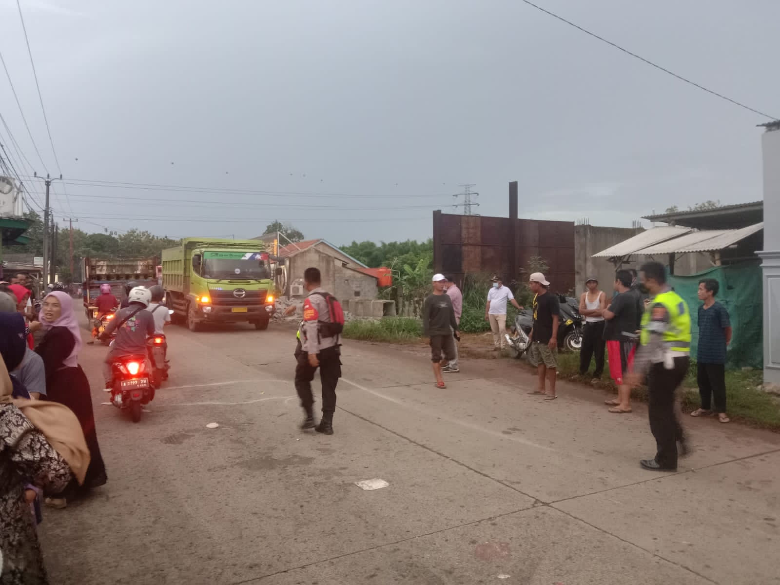 Nyungsep ke Kolong Truk di Panongan,Satu Orang Pengendara Motor Tewas Terlindas