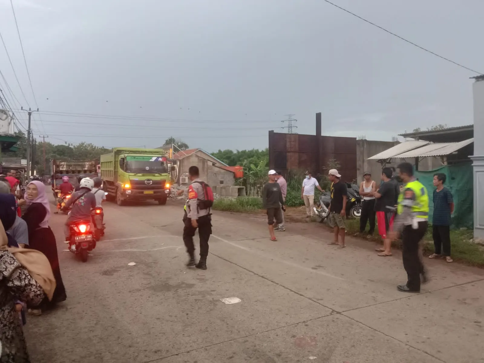 Berita Banten, Berita Banten Terbaru, Berita Banten Hari Ini, Berita Kabupaten Tangerang, Berita Kabupaten Tangerang Terbaru, Berita Kabupaten Tangerang Hari Ini: Nyungsep ke Kolong Truk di Panongan,Satu Orang Pengendara Motor Tewas Terlindas