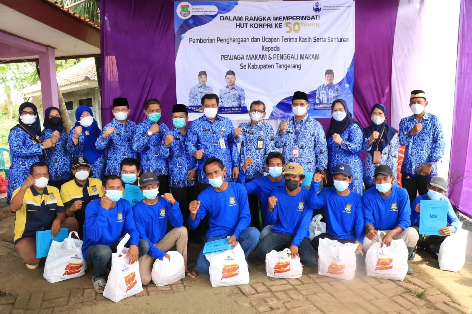 Berita Banten, Berita Banten Hari Ini, Berita Banten Terbaru, Kabupaten Tangerang, Kabupaten Tangerang Hari Ini, Kabupaten Tangerang Terbaru, Peristiwa, Peristiwa Hari Ini, Peristiwa Terbaru, Berita Viral, Berita Viral Hari Ini, Berita Viral Terbaru: Korpri Kab. Tangerang Bantu 128 Penggali Kubur Covid-19 TPU Buniayu