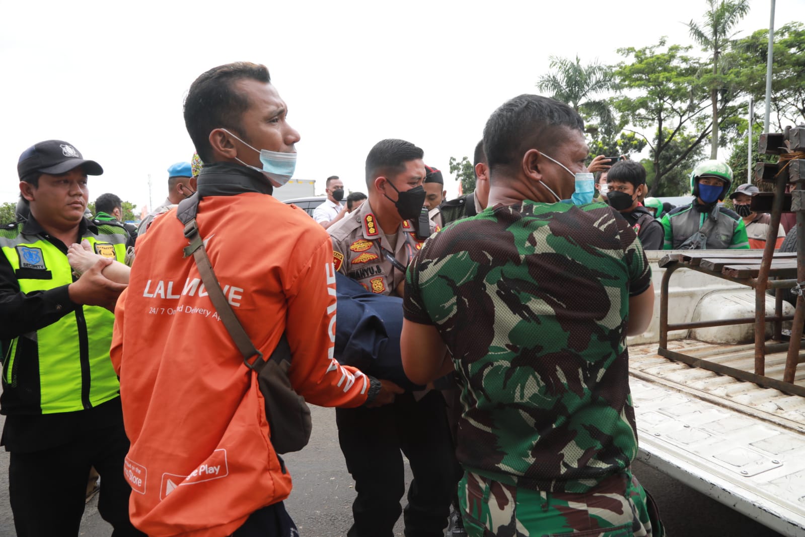 Kapolresta Tangerang dan Dandim Respons Cepat Bantu Korban Kecelakaan Lalu Lintas