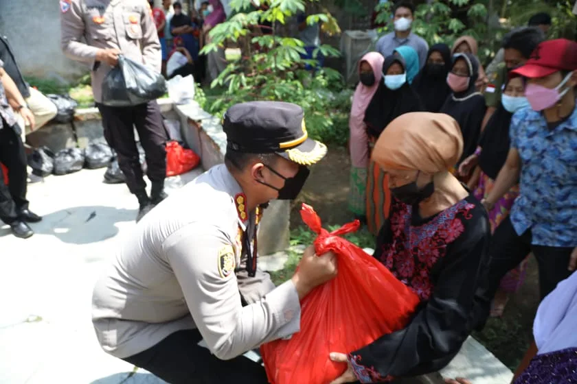 Berita Banten, Berita Banten Terbaru, Berita Banten Hari Ini, Berita Kabupaten Tangerang, Berita Kabupaten Tangerang Terbaru, Berita Kabupaten Tangerang Hari Ini: Kapolresta Tangerang Pimpin Bakti Sosial Sembako di Panongan