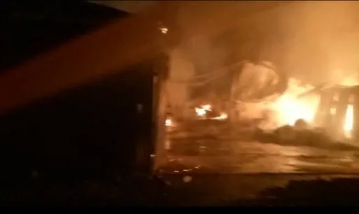 Berita Banten, Berita Banten Hari Ini, Berita Banten Terbaru, Kabupaten Tangerang, Kabupaten Tangerang Hari Ini, Kabupaten Tangerang Terbaru, Peristiwa, Peristiwa Hari Ini, Peristiwa Terbaru, Berita Viral, Berita Viral Hari Ini, Berita Viral Terbaru: Pabrik Mebel di Sepatan Timur Ludes Terbakar