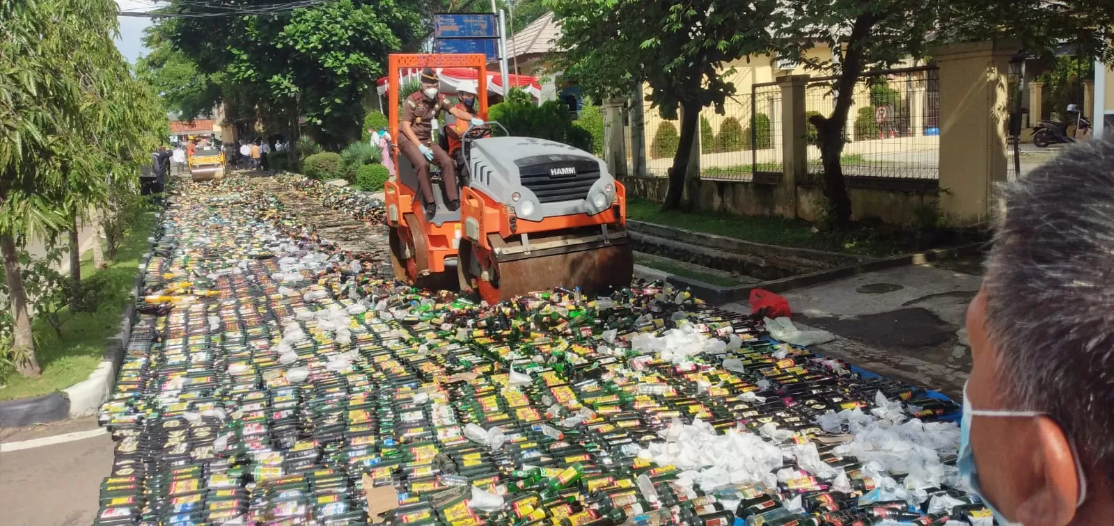 Berita Banten, Berita Banten Hari Ini, Berita Banten Terbaru, Serang, Serang Hari Ini, Serang Terbaru, Peristiwa, Peristiwa Hari Ini, Peristiwa Terbaru, Berita Viral, Berita Viral Hari Ini, Berita Viral Terbaru: Jelang Nataru, Polda Banten Musnahkan 22 Ribu Botol Miras