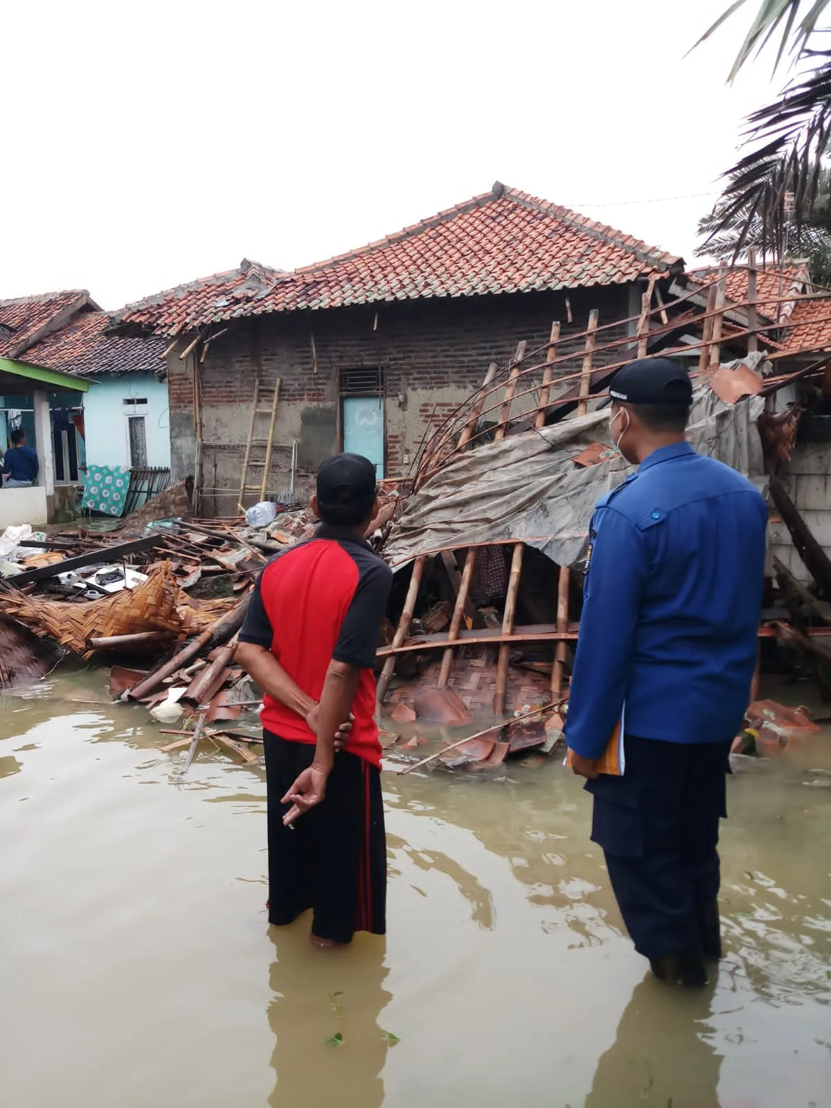 Berita Banten, Berita Banten Hari Ini, Berita Banten Terbaru, Kabupaten Tangerang, Kabupaten Tangerang Hari Ini, Kabupaten Tangerang Terbaru, Peristiwa, Peristiwa Hari Ini, Peristiwa Terbaru, Berita Viral, Berita Viral Hari Ini, Berita Viral Terbaru: Diterpa Hujan Lebat dan Angin Kencang, 28 Rumah di Kronjo Ambruk