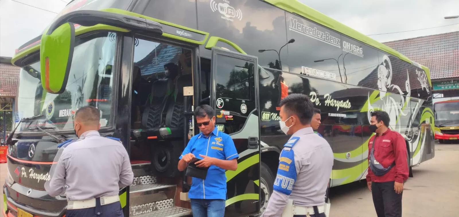Pastikan Keselamatan Penumpang Jelang Nataru, Kendaraan Umum di Terminal Pakupatan Serang Diramcek