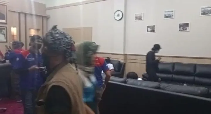 Berita Banten, Berita Banten Hari Ini, Berita Banten Terbaru, Serang, Serang Hari Ini, Serang Terbaru, Peristiwa, Peristiwa Hari Ini, Peristiwa Terbaru, Berita Viral, Berita Viral Hari Ini, Berita Viral Terbaru: Minta UMK Naik Seperti di Jakarta, Buruh Terobos ke Kantor Gubernur Banten