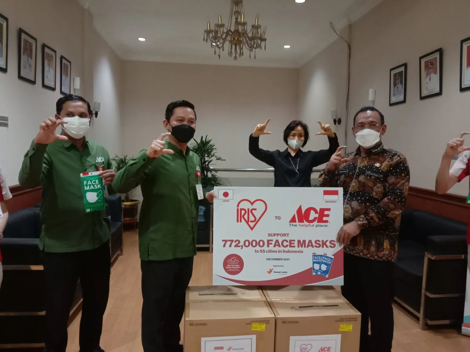 ACE Hardware dan IRIS OHYAMA Donasikan 10 Ribu Masker untuk Guru di Cilegon