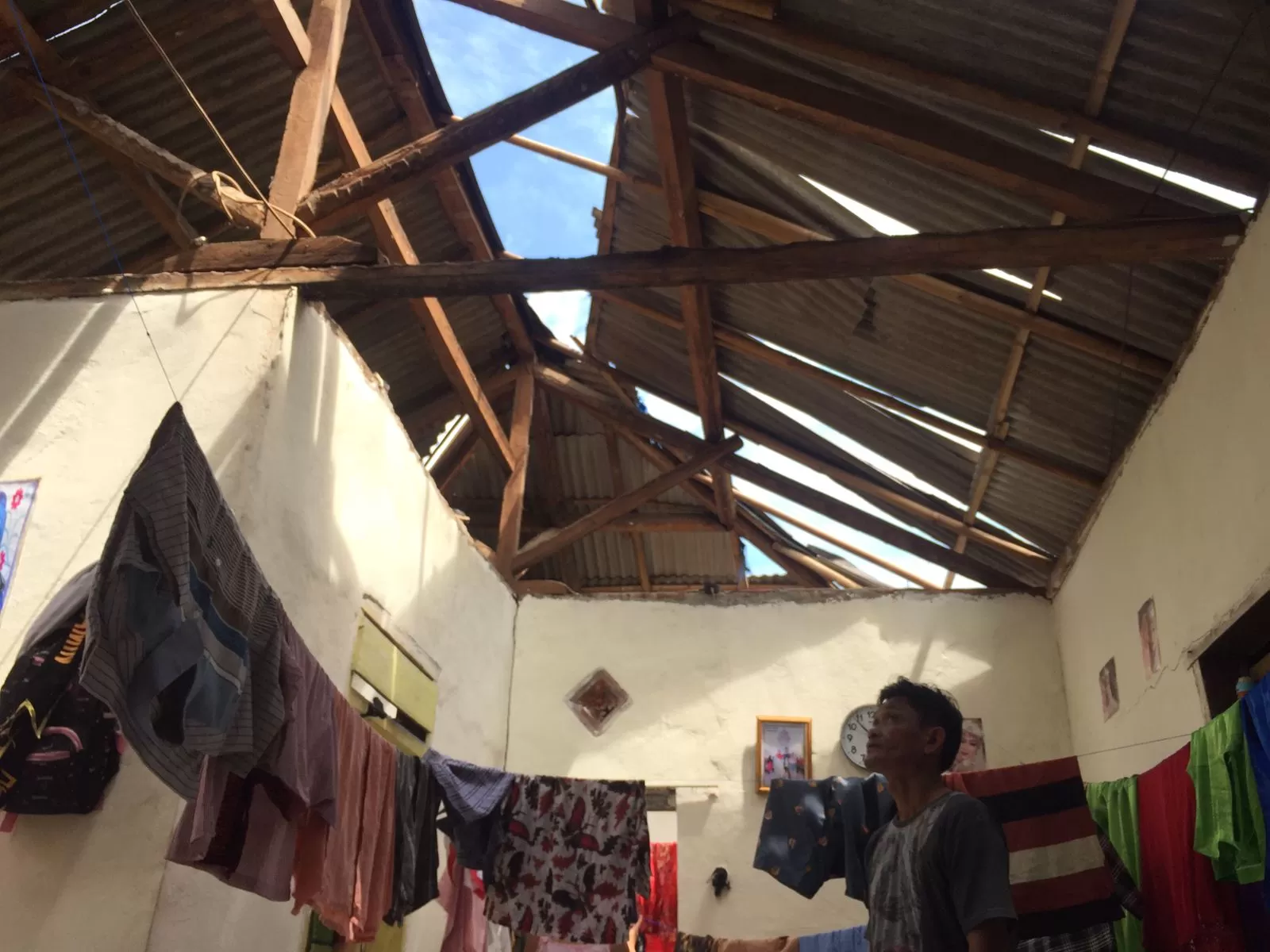 Kisah Warga Terdampak Puting Beliung di Kronjo: Seorang Nenek Tidur di Bawah Tetesan Air Hujan