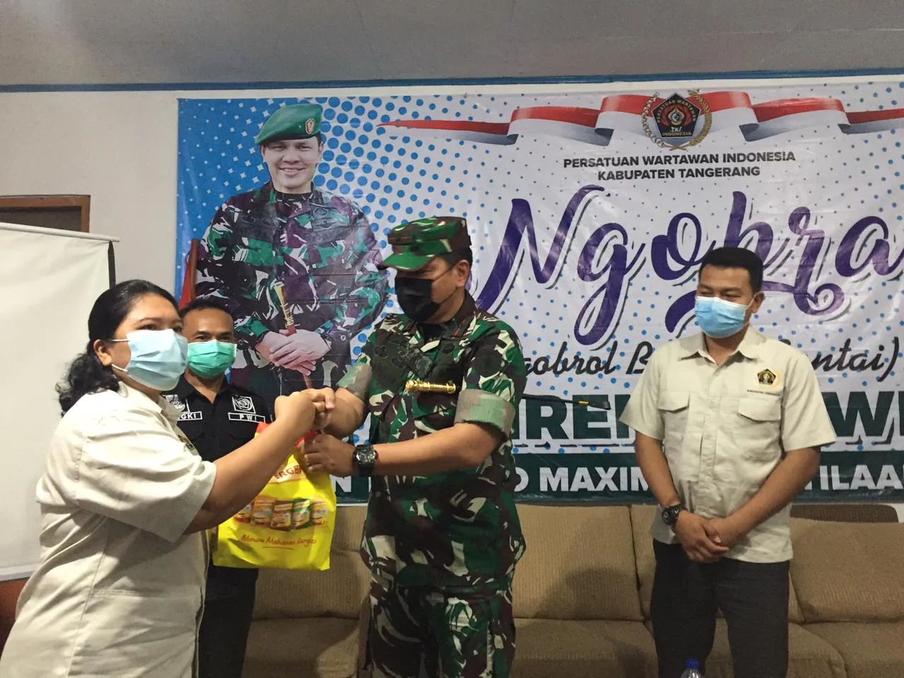 Berita Banten, Berita Banten Hari Ini, Berita Banten Terbaru, Kabupaten Tangerang, Kabupaten Tangerang Hari Ini, Kabupaten Tangerang Terbaru, Peristiwa, Peristiwa Hari Ini, Peristiwa Terbaru, Berita Viral, Berita Viral Hari Ini, Berita Viral Terbaru: Danrem 052 Wijayakrama Salurkan Bantuan bagi Wartawan Tangerang