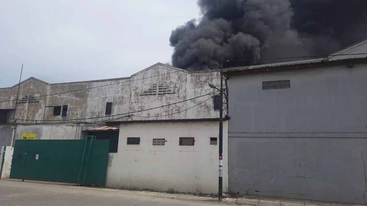 Diduga karena Korsleting, Pabrik Ember di Kosambi Terbakar