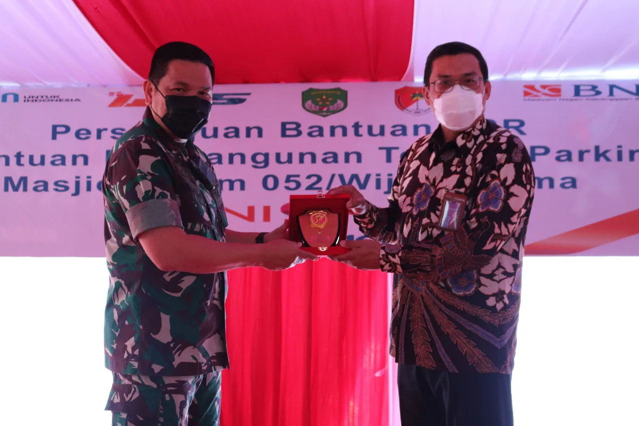 Berita Banten, Berita Banten Hari Ini, Berita Banten Terbaru, Kabupaten Tangerang, Kabupaten Tangerang Hari Ini, Kabupaten Tangerang Terbaru, Peristiwa, Peristiwa Hari Ini, Peristiwa Terbaru, Berita Viral, Berita Viral Hari Ini, Berita Viral Terbaru: Bangun Area Parkir Masjid, Korem 052/WKR Terima Dana CSR dari BNI 46
