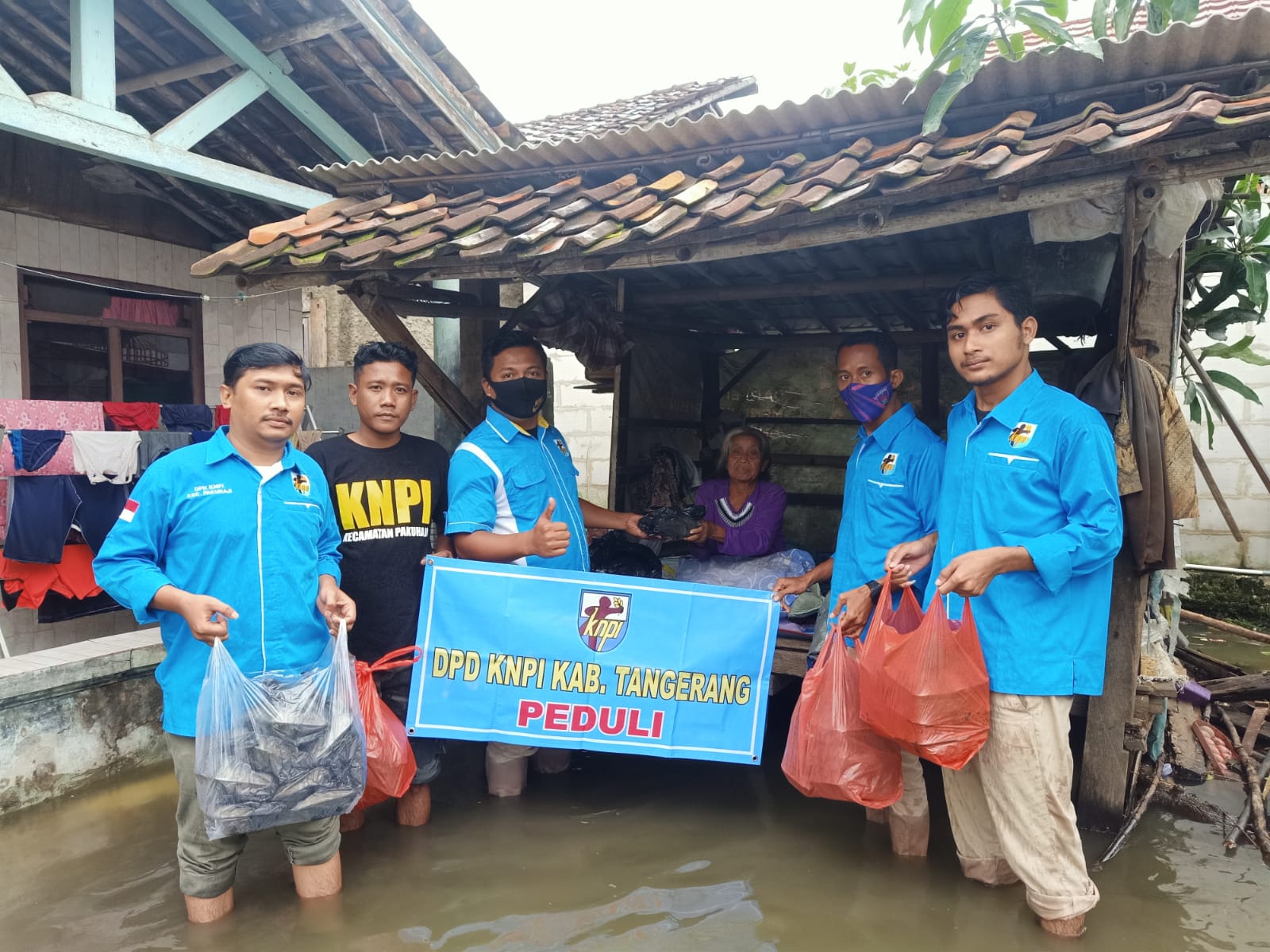 KNPI Tangerang Sebar Makanan Siap Saji untuk Korban Banjir di Pakuhaji