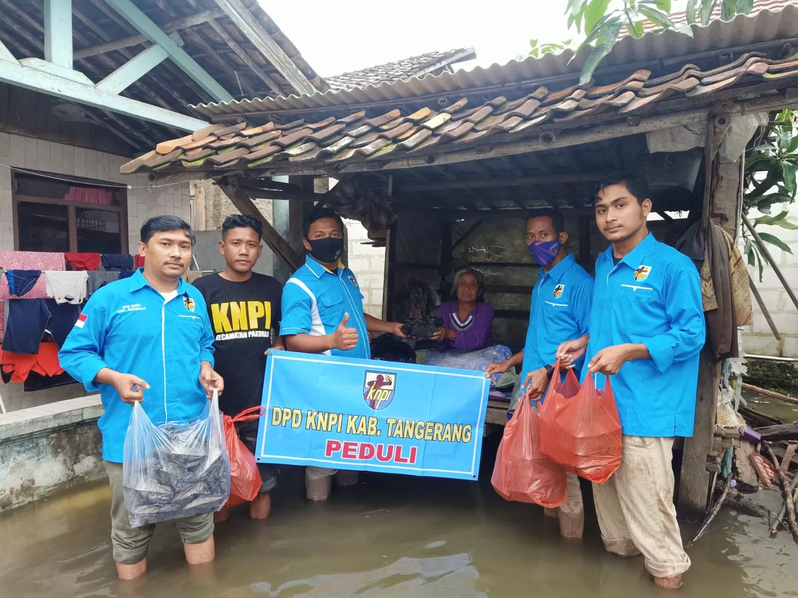 Berita Banten, Berita Banten Hari Ini, Berita Banten Terbaru, Kabupaten Tangerang, Kabupaten Tangerang Hari Ini, Kabupaten Tangerang Terbaru, Peristiwa, Peristiwa Hari Ini, Peristiwa Terbaru, Berita Viral, Berita Viral Hari Ini, Berita Viral Terbaru: KNPI Tangerang Sebar Makanan Siap Saji untuk Korban Banjir di Pakuhaji