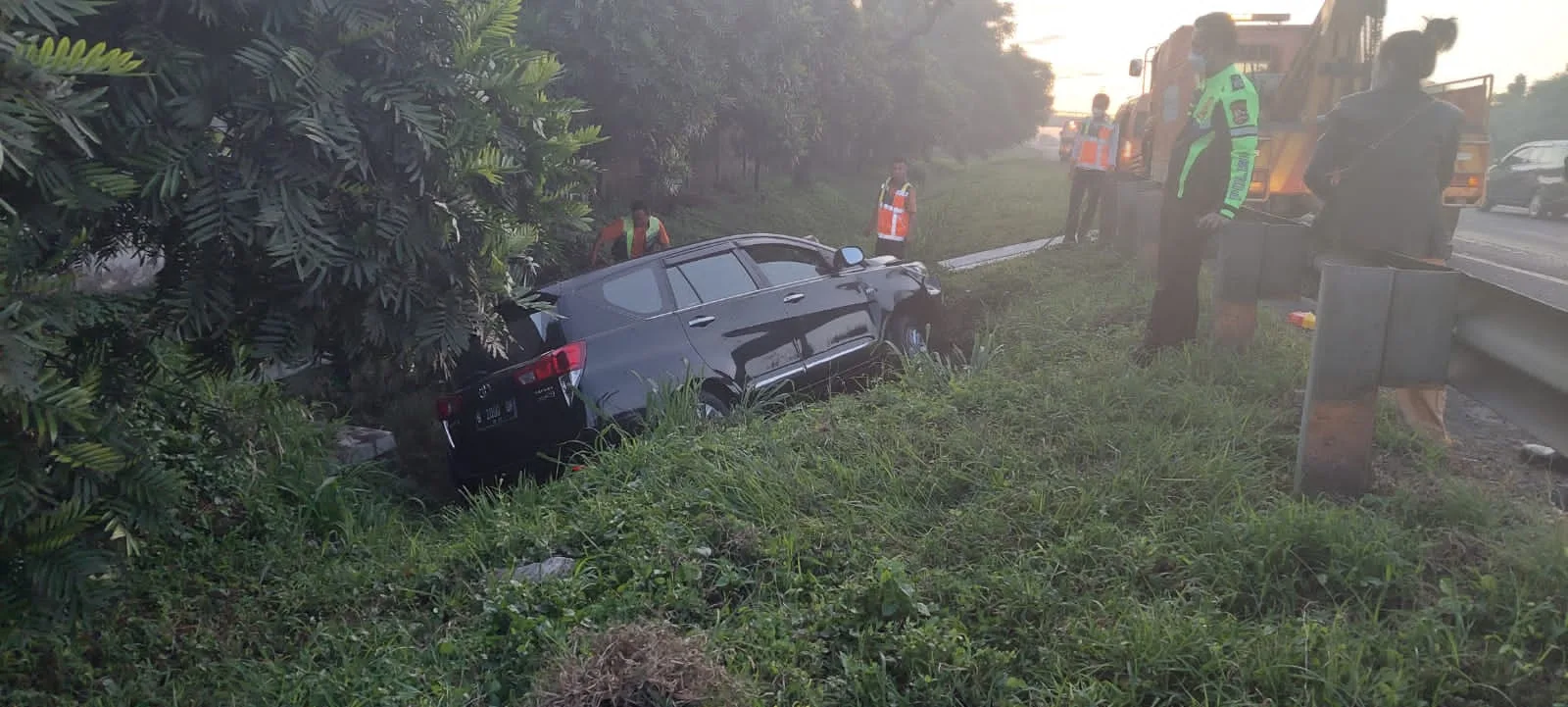 Berita Banten, Berita Banten Hari Ini, Berita Banten Terbaru, Serang, Serang Hari Ini, Serang Terbaru, Peristiwa, Peristiwa Hari Ini, Peristiwa Terbaru, Berita Viral, Berita Viral Hari Ini, Berita Viral Terbaru: Pengemudi Mengantuk, Mobil Masuk Parit di Tol Tangerang-Merak