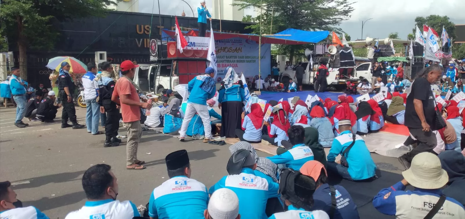 Berita Banten, Berita Banten Hari Ini, Berita Banten Terbaru, Serang, Serang Hari Ini, Serang Terbaru, Peristiwa, Peristiwa Hari Ini, Peristiwa Terbaru, Berita Viral, Berita Viral Hari Ini, Berita Viral Terbaru: Ratusan Buruh Gelar Istighosah Akbar di Depan KP3B, Berharap Hati WH Terketuk