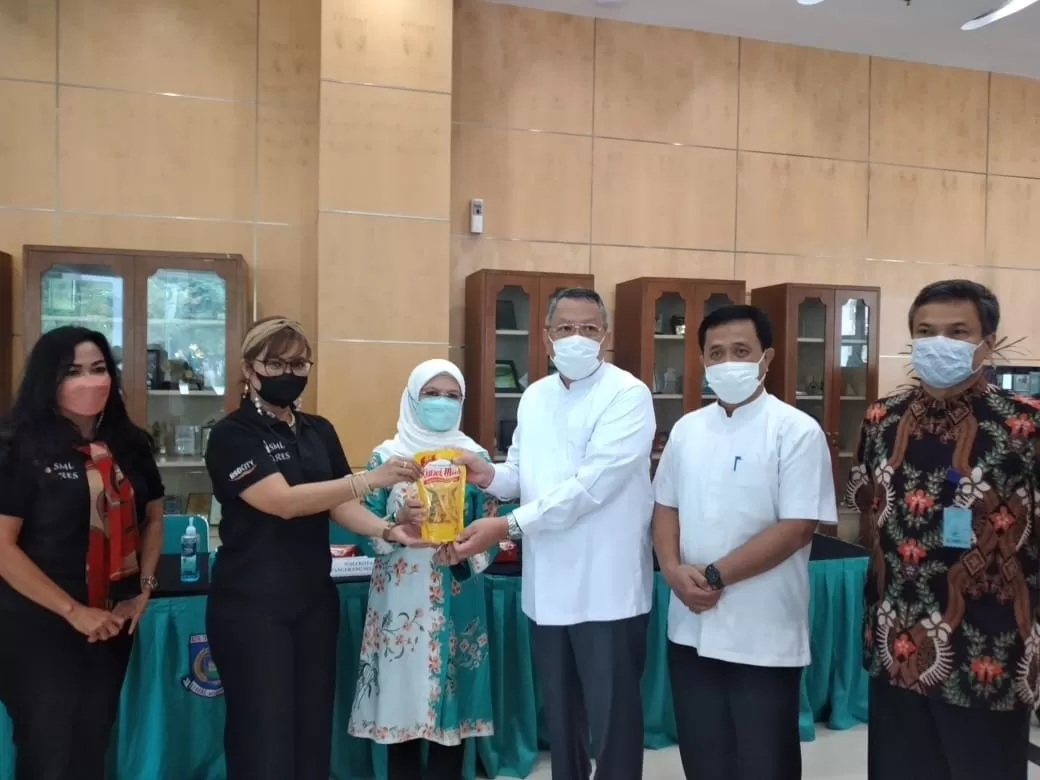 Lansia Peserta Vaksinasi di Tangsel Dapat Minyak Goreng dari Sinar Mas Land