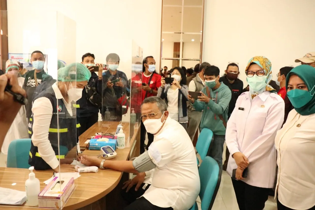 Berita Banten, Berita Banten Hari Ini, Berita Banten Terbaru, Tangsel, Tangsel Hari Ini, Tangsel Terbaru, Peristiwa, Peristiwa Hari Ini, Peristiwa Terbaru, Berita Viral, Berita Viral Hari Ini, Berita Viral Terbaru: Wali Kota Benyamin Davnie Terima Suntikan Booster Pertama