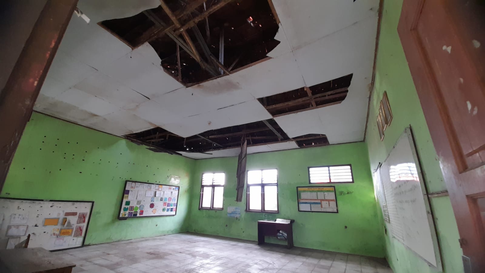 Atap Ruang Kelas SDN Cigabus Ambrol, Pihak Sekolah Ngaku Sudah Sejak 2018 Lapor ke Dindikbud Kota Serang