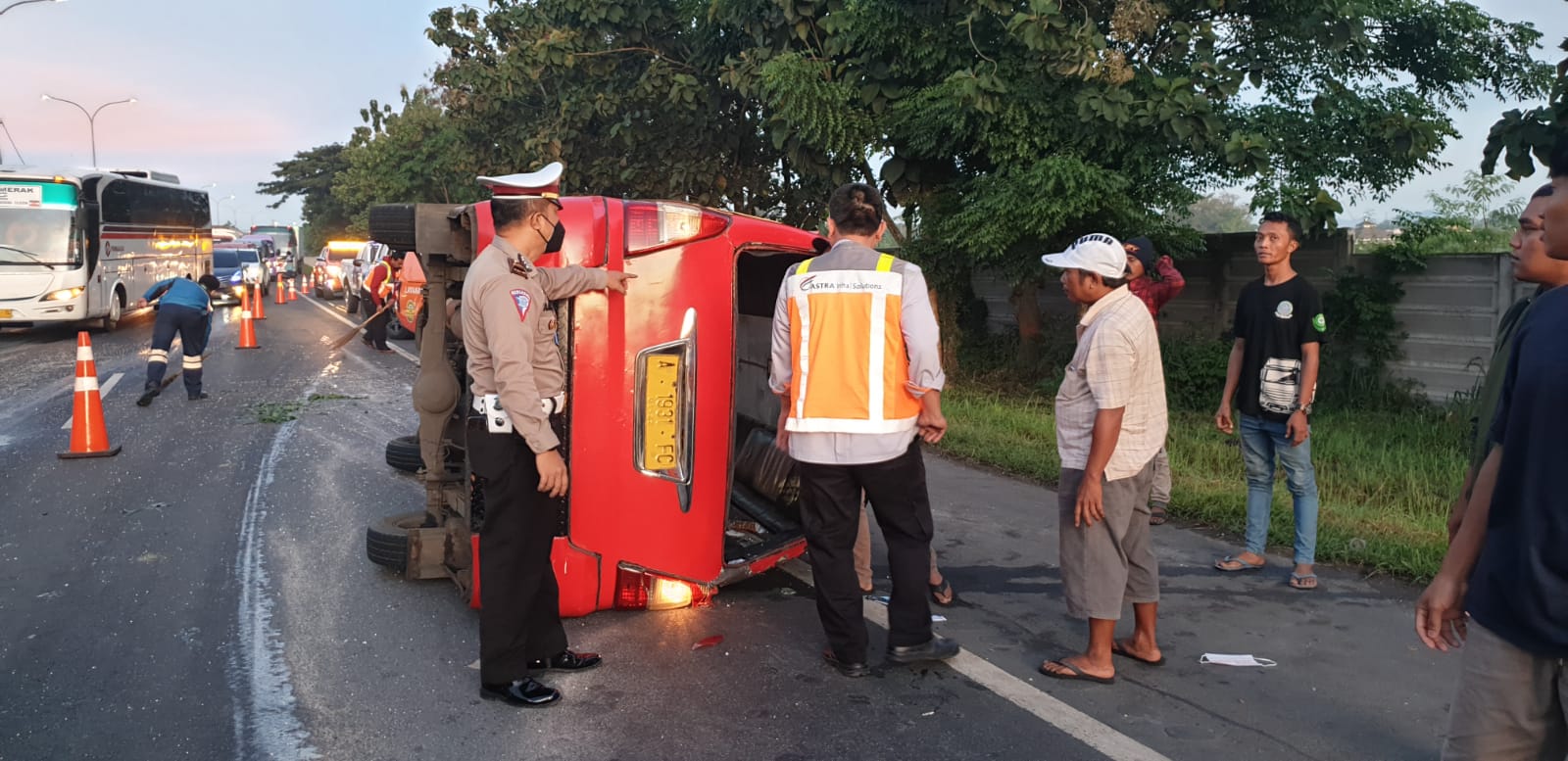 Lagi-Lagi Kecelakaan di Tol-Tangerang Merak, Angkot Terbalik Sebbakan 15 Orang Terluka