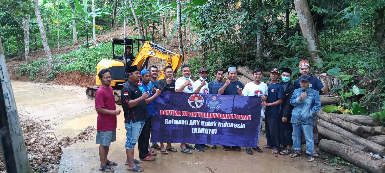 Kirim Bantuan Excavator, Relawan AHY Bersihkan Material Dampak Longsor dan Banjir di Serang