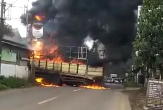 Kesetrum Kabel Listrik, Truk di Jalan Raya Curug Serang Terbakar