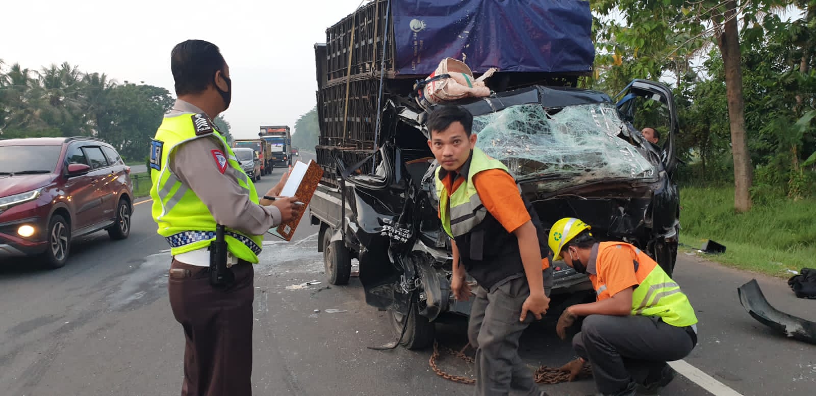 Supir Ngantuk, Mobil Pick Up Tabrak Mobil Depannya di Tol Tangerang-Merak