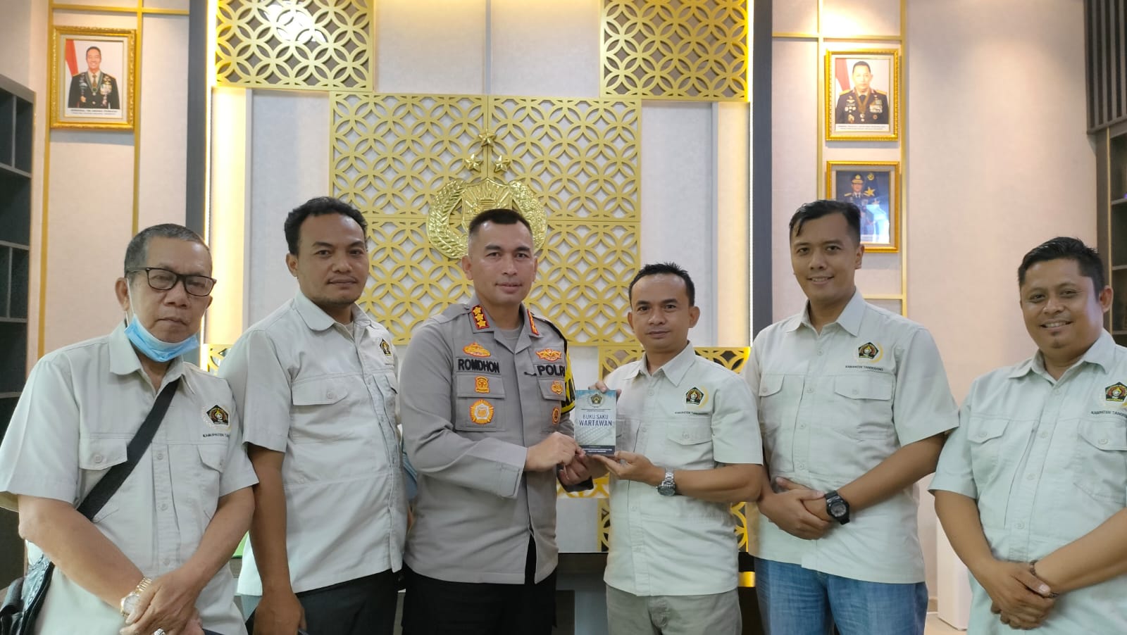 Kunjungan Pengurus PWI Kabupaten Tangerang, Kapolresta Tangerang Dihadiahi Buku Saku Wartawan