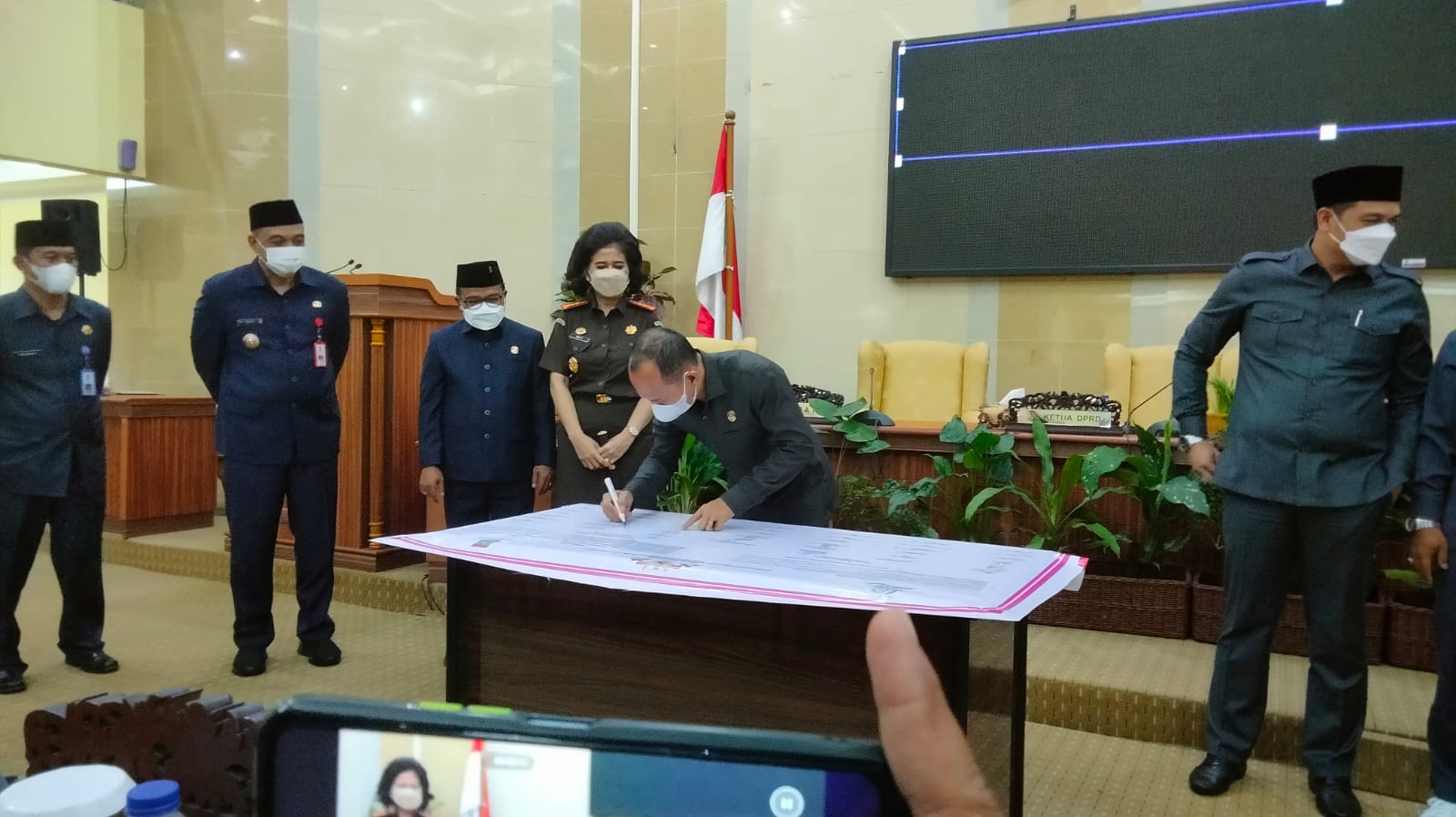 Disaksikan Kajari Kabupaten Tangerang Para Anggota DPRD Teken Pakta Integritas Tidak KKN