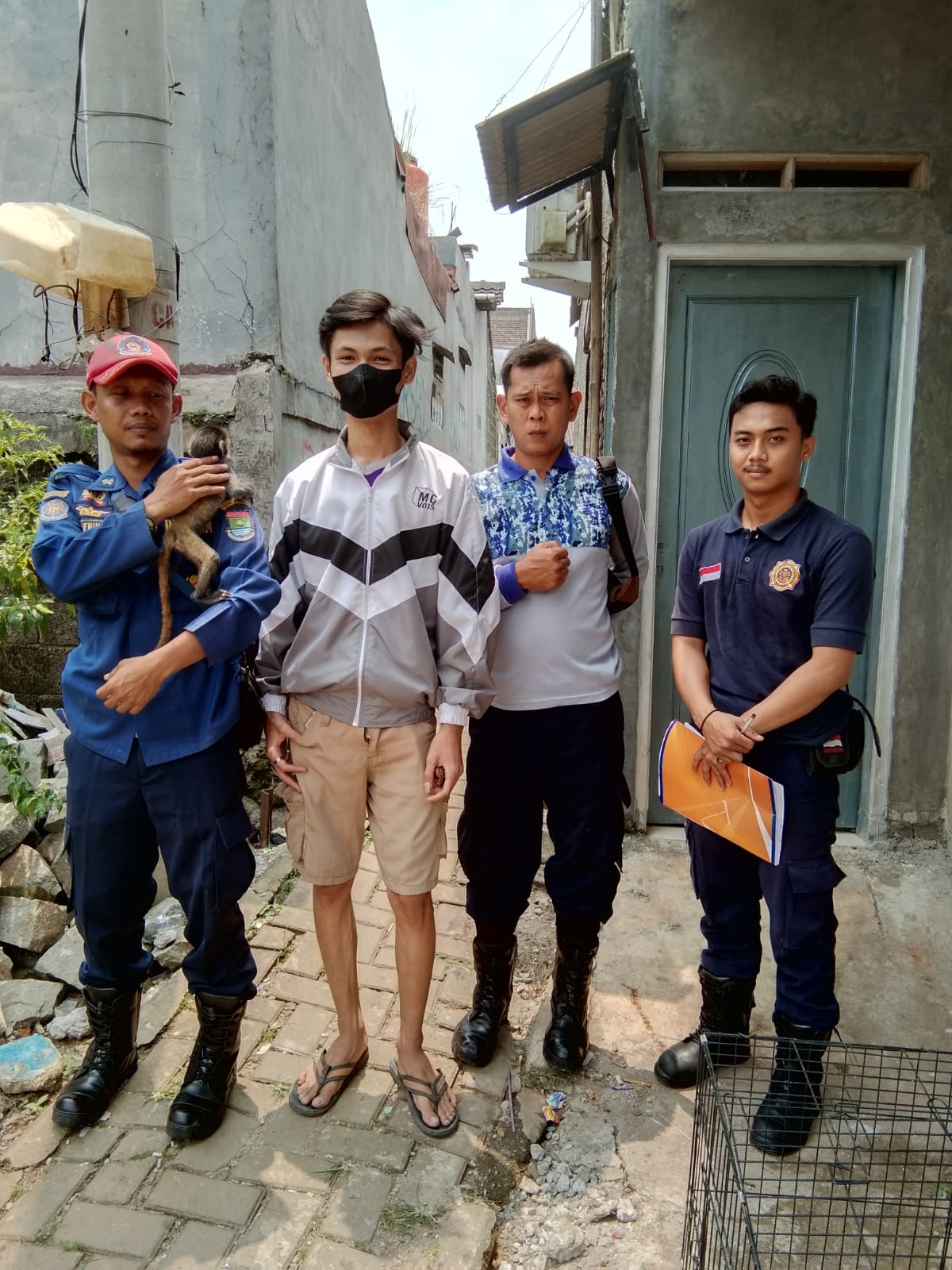 Warga Curug Serahkan Lutung Jawa ke BPBD Kabupaten Tangerang