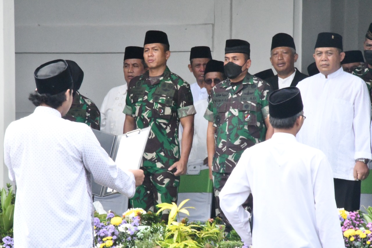 Komandan Korem 083/Bdj Hadiri Upacara Peringatan Hari Santri Nasional di Balaikota Malang
