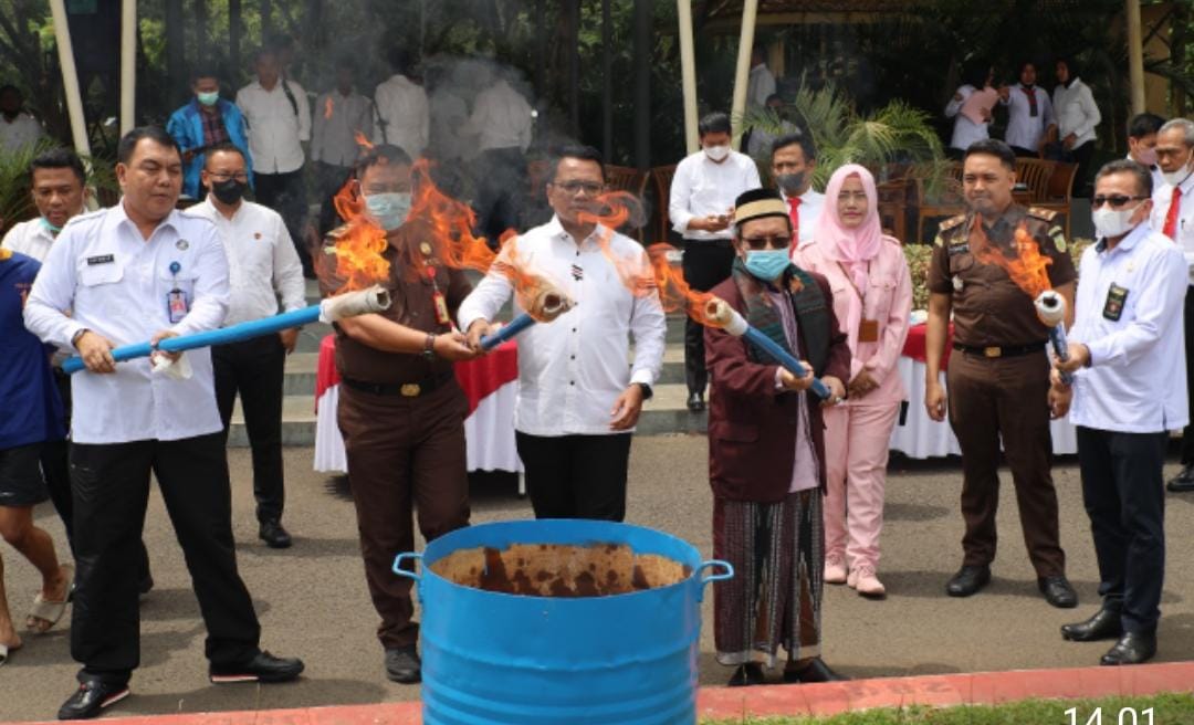 Polda Banten Bakar 4 KG Ganja dan Rebus Sabu Seberat 2,12 Gram