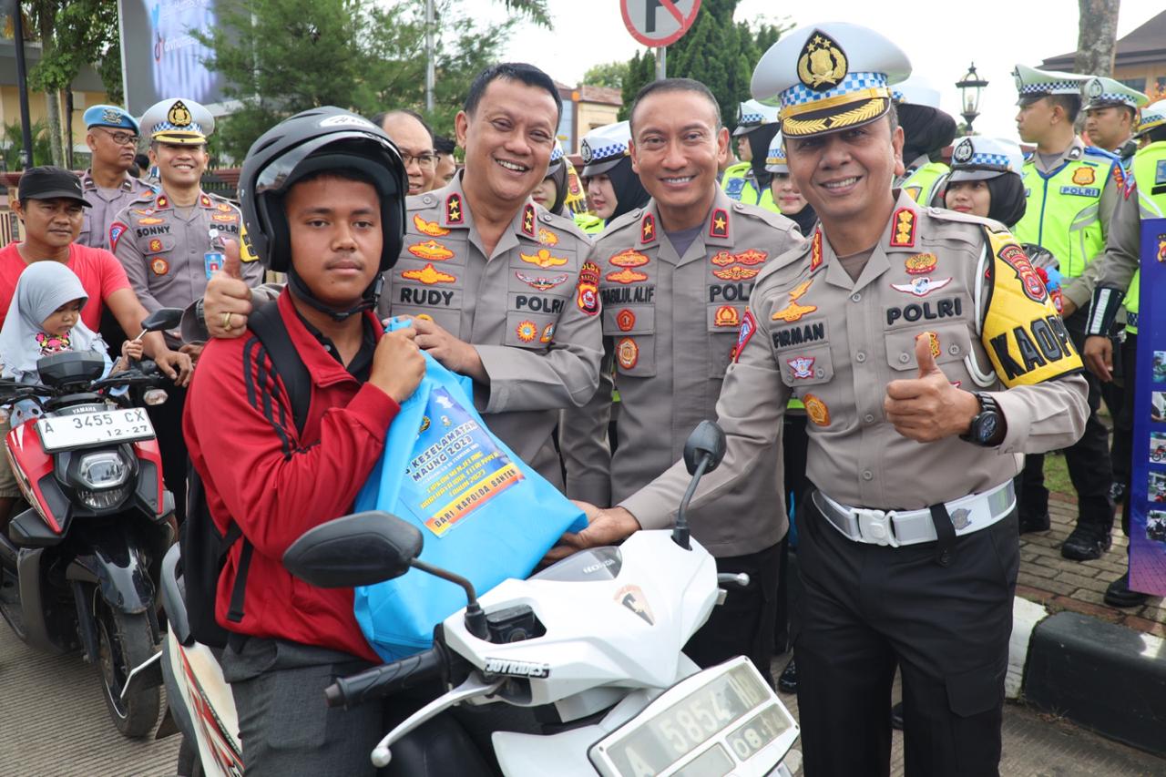 Hari ke-9 Operasi Keselamatan, Kapolda Banten Berikan Helm Kepada Pelanggar