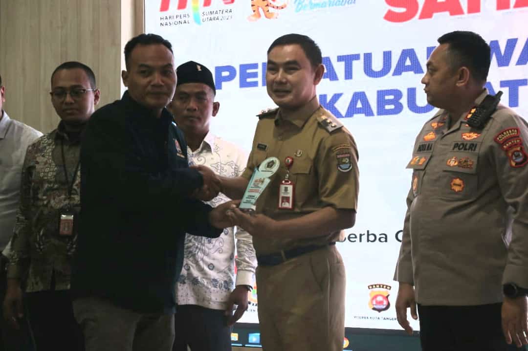 PWI Kabupaten Tangerang Anugerahi Penghargaan 14 Sahabat Pers