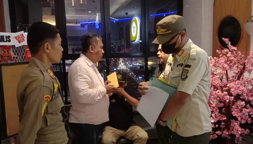 Satpol PP Tindak Lima Tempat Hiburan Malam yang Masih Beroperasi