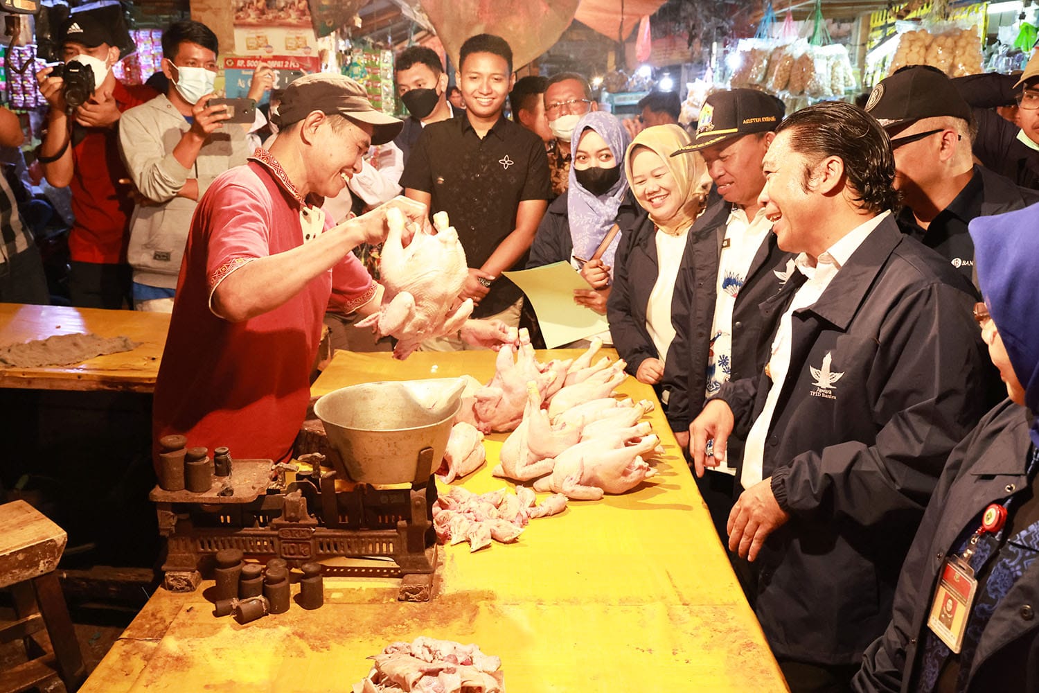 Pj Gubernur Banten Al Muktabar Pantau Barang dan Harga Kebutuhan Pokok di Pasar Rau