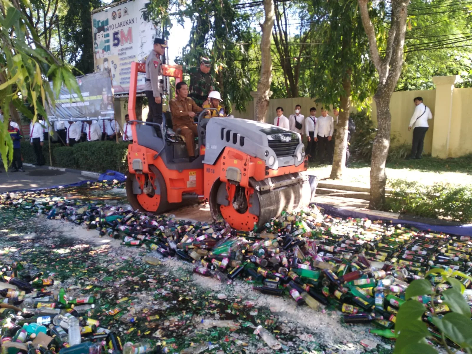 Cipta Kondisi, Pj Gubernur Al Muktabar Bersama Kapolda Banten Musnahkan 24 Ribu Botol Miras