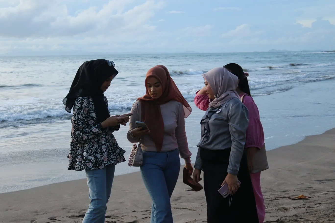 Cuaca Bersahabat, Pantai Anyer-Cinangka Aman Dikunjungi Saat Libur Lebaran
