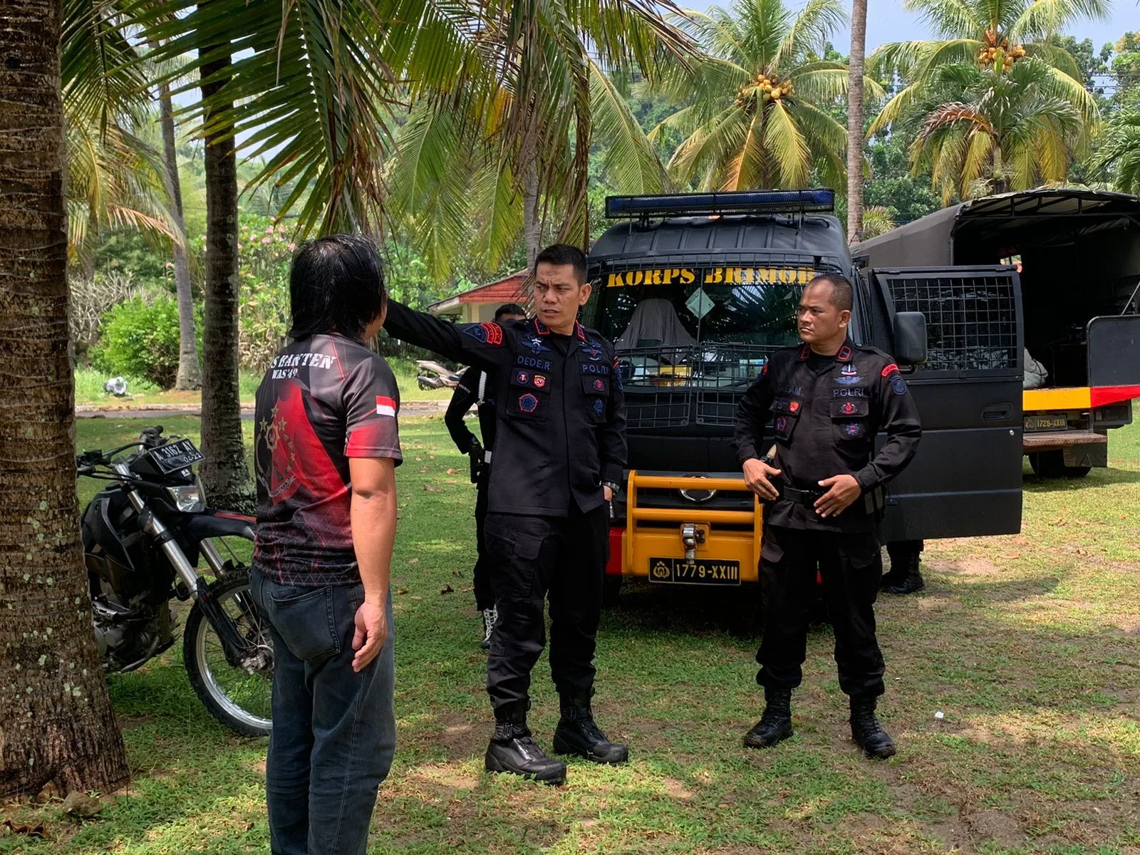 Dansat Brimob Polda Banten Cek Pos PAM Dalam Rangka Liburan Selama Ops Ketupat 2023 di Pantai Anyer