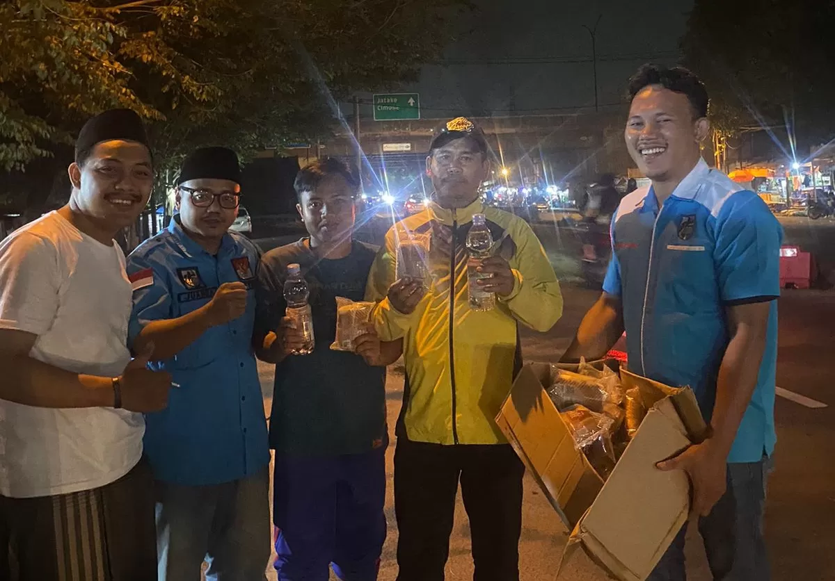 Bagikan Makanan di Bus Pemudik, Ketua KNPI : Selamat Sampai Tujuan Ya!