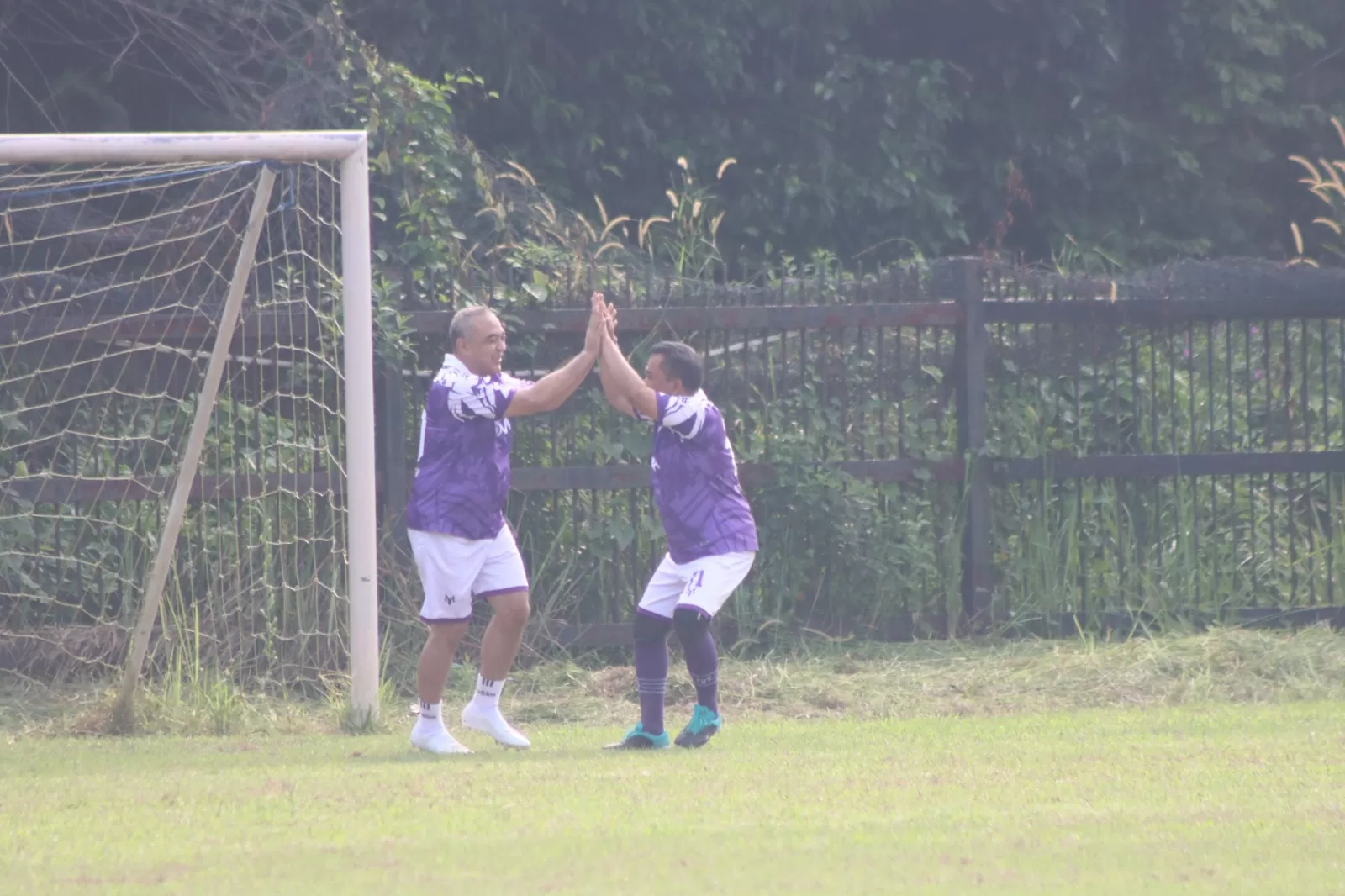 Meriahkan Perayaan Hari Buruh, Bupati dan Unsur Forkopimda Main Bola Main Bola Lawan Buruh