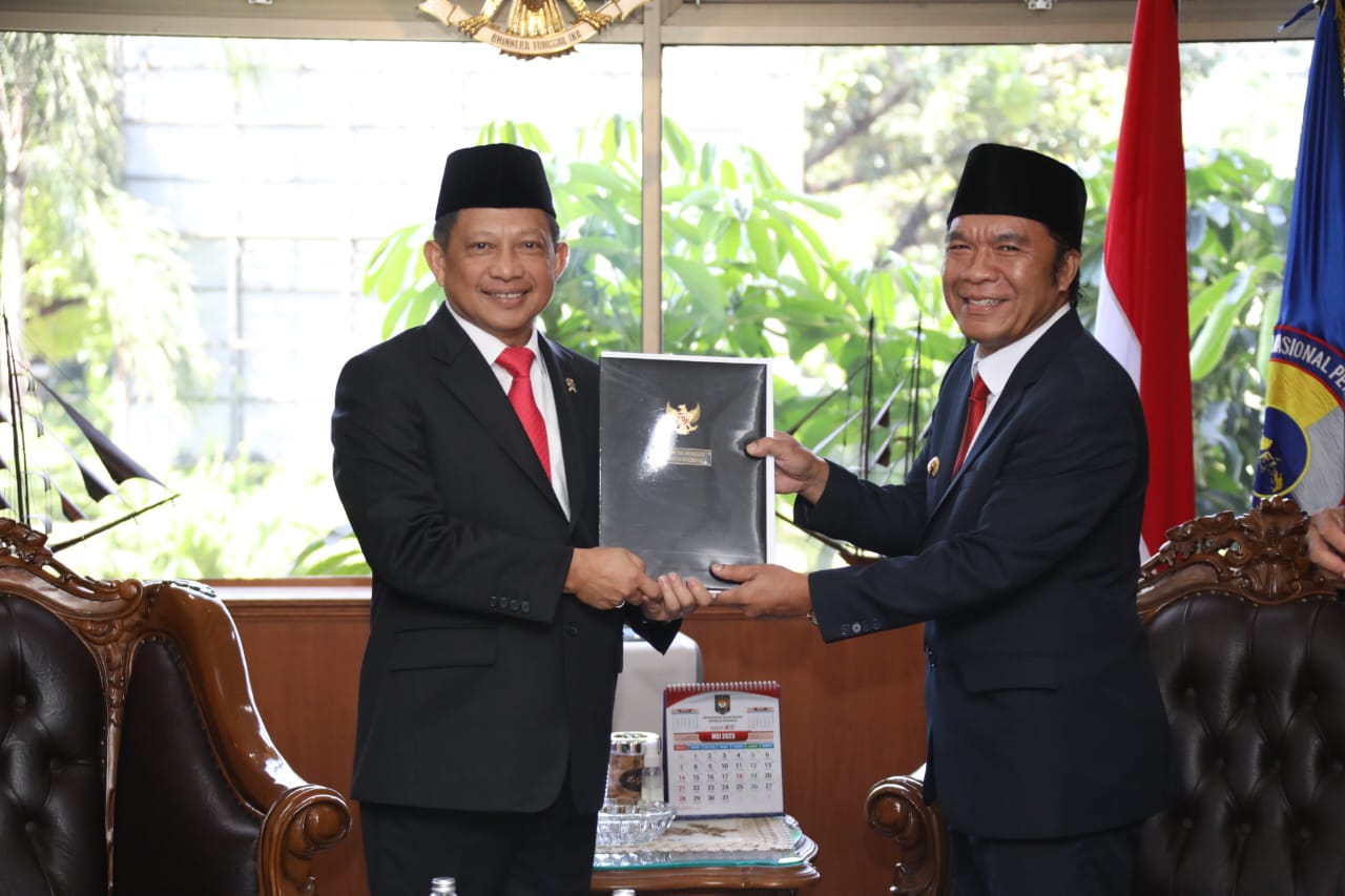 Al Muktabar Terima SK Perpanjangan Jabatan sebagai Pj Gubernur Banten