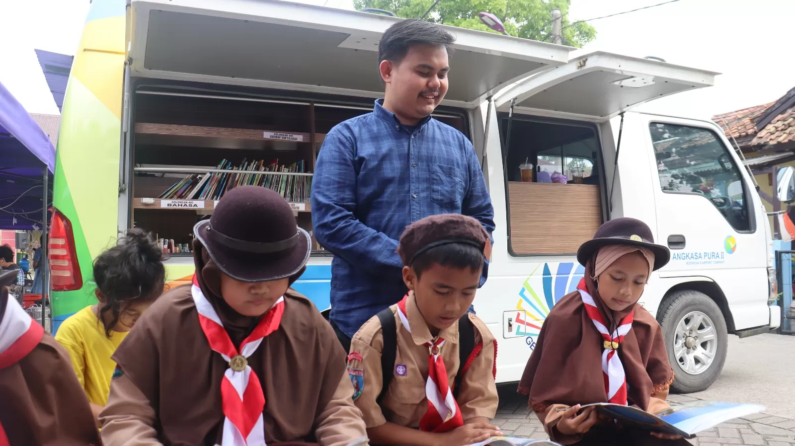 Dinas Perpusip Kenalkan Literasi Baca Masyarakat lewat Kegiatan Budaya KABUPATEN TANGERANG (SBN) - Dinas Perpustakaan dan Arsip (Perpusip) mengenalkan literasi baca bagi masyarakat lewat kegiatan budaya. Hal itu dilakukan pada peringatan Hari Bumi dan Hari Tari tahun 2023 yang diselenggarakan Manajemen Sanggar Karina Tigaraksa Tangerang di Kecamatan Tigaraksa, Sabtu 20 Mei 2023. Kegiatan ini dimanfaatkan Dinas Perpustakaan untuk mendekatkan bahan bacaan kepada masyarakat serta meningkatkan literasi bacaan masyarakat. Kegiatan ini juga dihadiri oleh siswa-siswi SD. Pustakawan Ahli Pertama pada Dinas Perpustakaan dan Arsip Kabupaten Tangerang Enjat Sudrajat, mengatakan melalui kegiatan seperti ini bisa dimanfaatkan untuk meningkatkan budaya baca masyarakat. “Dalam kegiatan ini kami membawa layanan perpustakaan keliling, layanan story telling dan layanan bedah buku ilmu terapan membuat makanan olahan dari bahan ayam. Alhamdulillah antusiasnya bagus” ujar Enjat Sudrajat. Dia berharap, dengan adanya pelayanan seperti ini minat baca masyarakat bisa semakin meningkat dan membudaya. Sementara itu, Pembina SD Permata Aulia, Arrival Nur Ilahi, mengatakan bahwa dengan adanya perpustakaan keliling sangat penting untuk para siswa-siswi karena buku adalah jendela kehidupan dan dari buku kita belajar banyak hal. “Kami berharap tentunya kepada perpustakaan keliling bisa menambah unit untuk keliling setiap Kecamatan atau desa supaya mereka bisa merasakan pelayanan perpustakaan keliling,” tegasnya.
