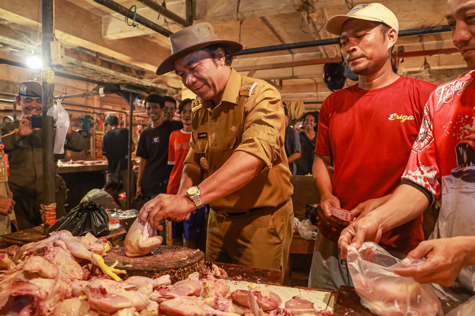Daging Ayam dan Telur Fluktuatif, Pj Gubernur Banten Al Muktabar Sidak Pasar Rau Kota Serang